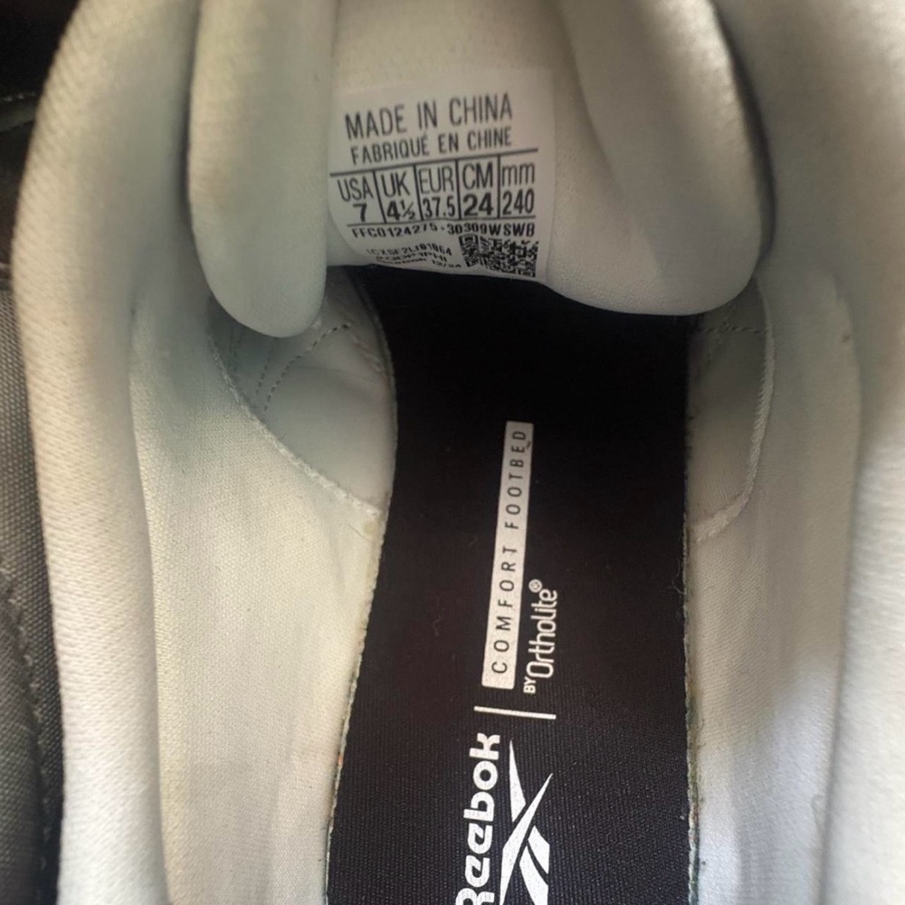 *SOLD* Reebok sneakers - Picture 7 of 8